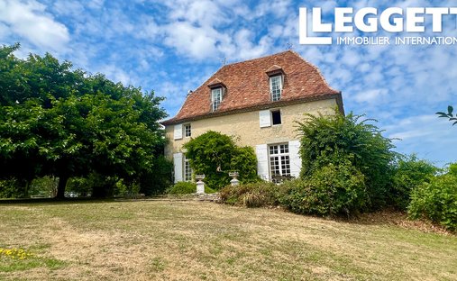 Castle for Sale in Saussignac, Nouvelle-Aquitaine, France