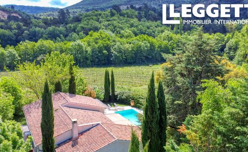 Luberon, Provence Magnificent 17th Century Castle With Agricultural Outbuildings And 84 Ha Of Wood