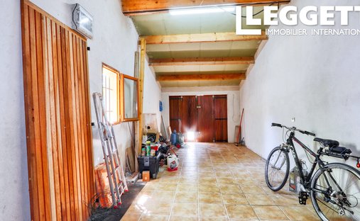 Luberon, Provence Magnificent 17th Century Castle With Agricultural Outbuildings And 84 Ha Of Wood