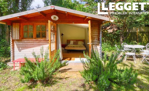 Luberon, Provence Magnificent 17th Century Castle With Agricultural Outbuildings And 84 Ha Of Wood