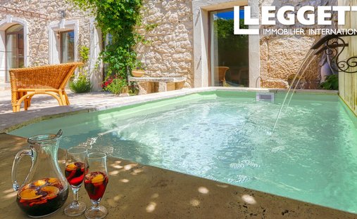 Luberon, Provence Magnificent 17th Century Castle With Agricultural Outbuildings And 84 Ha Of Wood