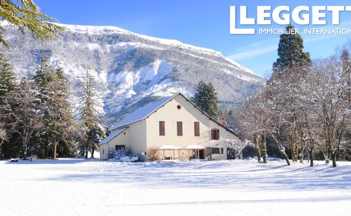Castle for Sale in Saint-Pierre-d'Argençon, Provence-Alpes-Côte d'Azur, France