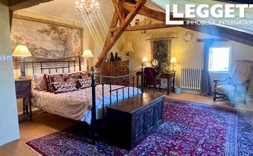 Castle for Sale in Saussignac, Nouvelle-Aquitaine, France