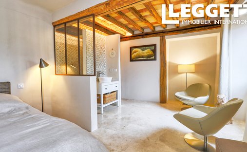 Luberon, Provence Magnificent 17th Century Castle With Agricultural Outbuildings And 84 Ha Of Wood