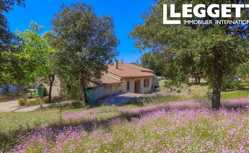 Luberon, Provence Magnificent 17th Century Castle With Agricultural Outbuildings And 84 Ha Of Wood