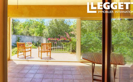 Luberon, Provence Magnificent 17th Century Castle With Agricultural Outbuildings And 84 Ha Of Wood