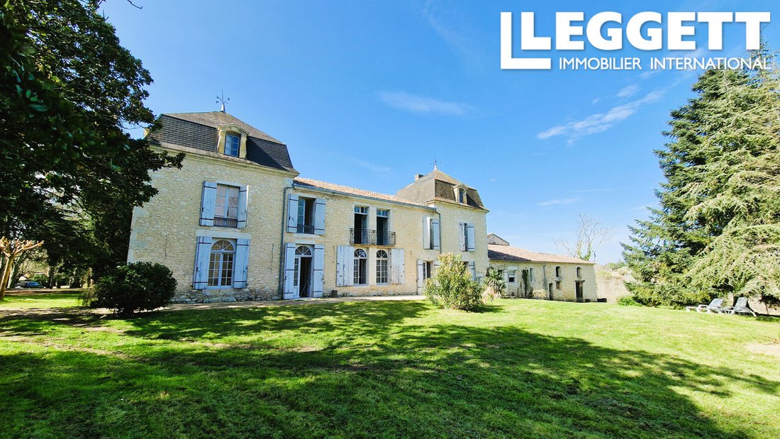 Castle in Sainte-Foy-la-Grande, Nouvelle-Aquitaine, France 1 - 15338899