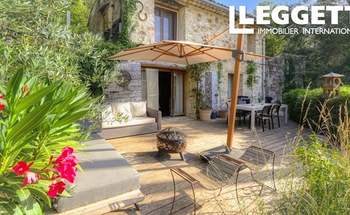 Luberon, Provence Magnificent 17th Century Castle With Agricultural Outbuildings And 84 Ha Of Wood