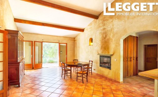 Luberon, Provence Magnificent 17th Century Castle With Agricultural Outbuildings And 84 Ha Of Wood