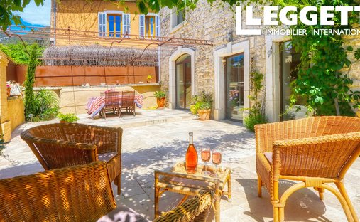 Luberon, Provence Magnificent 17th Century Castle With Agricultural Outbuildings And 84 Ha Of Wood