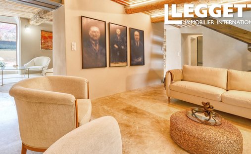 Luberon, Provence Magnificent 17th Century Castle With Agricultural Outbuildings And 84 Ha Of Wood