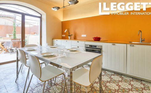 Luberon, Provence Magnificent 17th Century Castle With Agricultural Outbuildings And 84 Ha Of Wood