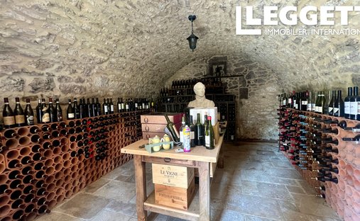 Castle for Sale in Saussignac, Nouvelle-Aquitaine, France