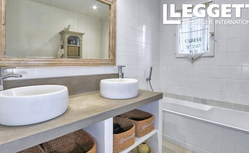 Luberon, Provence Magnificent 17th Century Castle With Agricultural Outbuildings And 84 Ha Of Wood