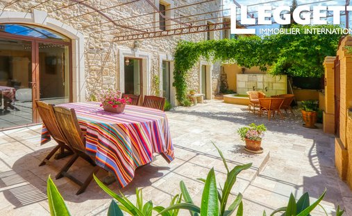 Luberon, Provence Magnificent 17th Century Castle With Agricultural Outbuildings And 84 Ha Of Wood