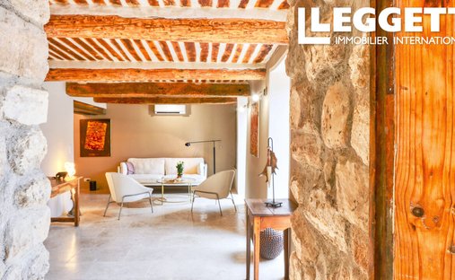 Luberon, Provence Magnificent 17th Century Castle With Agricultural Outbuildings And 84 Ha Of Wood