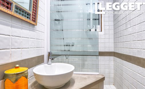 Luberon, Provence Magnificent 17th Century Castle With Agricultural Outbuildings And 84 Ha Of Wood