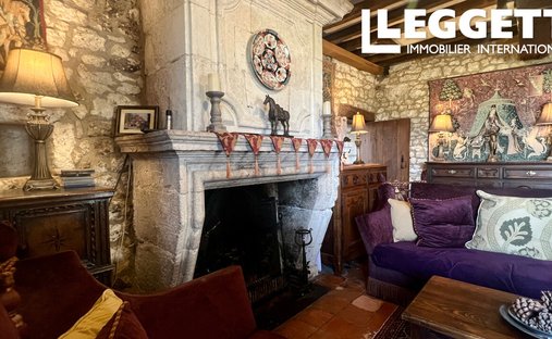 Castle for Sale in Saussignac, Nouvelle-Aquitaine, France