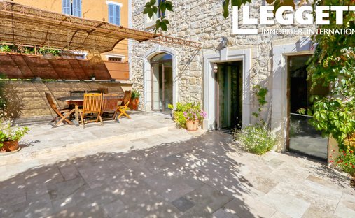 Luberon, Provence Magnificent 17th Century Castle With Agricultural Outbuildings And 84 Ha Of Wood