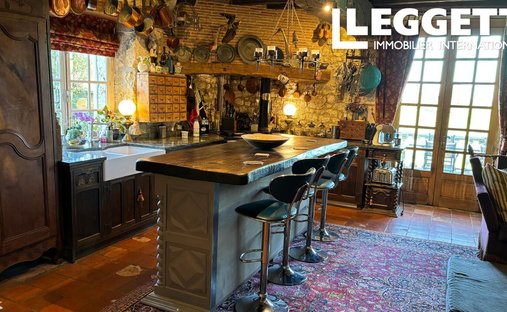 Castle for Sale in Saussignac, Nouvelle-Aquitaine, France