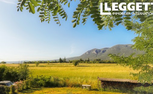 Luberon, Provence Magnificent 17th Century Castle With Agricultural Outbuildings And 84 Ha Of Wood