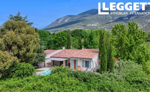 Luberon, Provence Magnificent 17th Century Castle With Agricultural Outbuildings And 84 Ha Of Wood