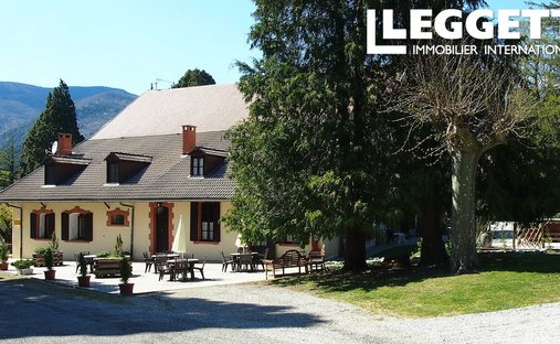 Castle for Sale in Saint-Pierre-d'Argençon, Provence-Alpes-Côte d'Azur, France