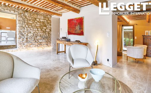 Luberon, Provence Magnificent 17th Century Castle With Agricultural Outbuildings And 84 Ha Of Wood