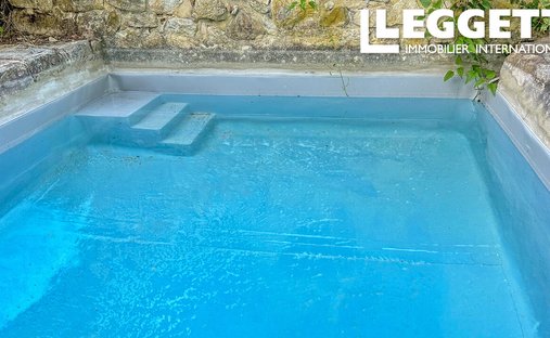 Luberon, Provence Magnificent 17th Century Castle With Agricultural Outbuildings And 84 Ha Of Wood