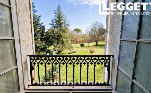 5 Min From Sainte Foy La Grande: Historic Castle Of 600m², Its Vineyard Of 85ha, Gîtes, Stable And 3