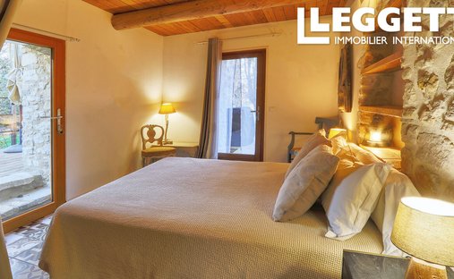 Luberon, Provence Magnificent 17th Century Castle With Agricultural Outbuildings And 84 Ha Of Wood