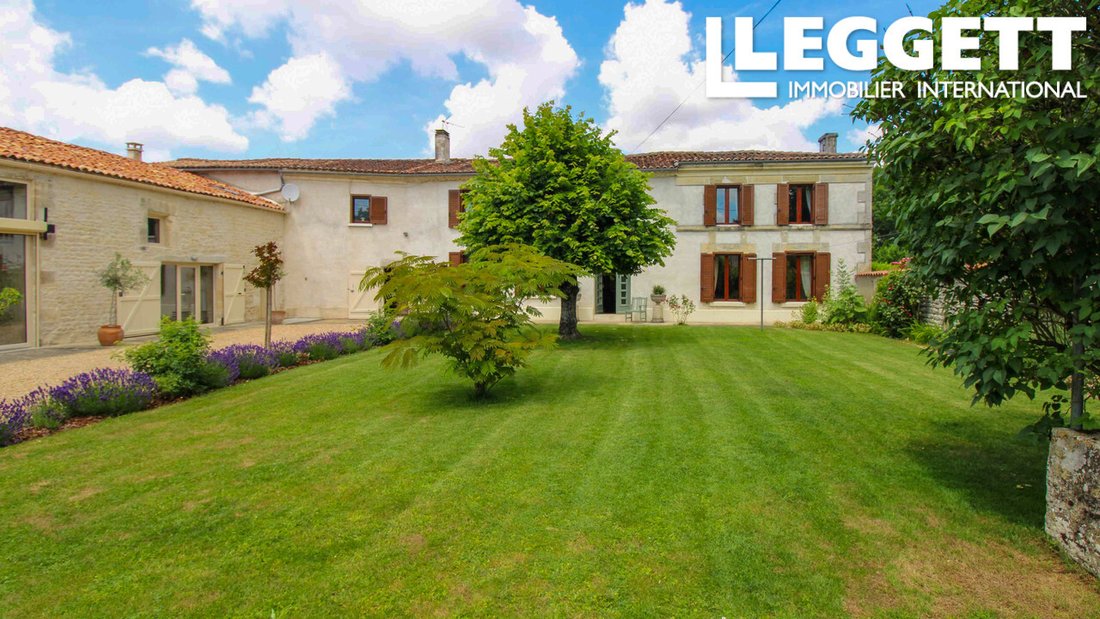 House in Saint-Martin-de-Juillers, Nouvelle-Aquitaine, France 1 - 14330995
