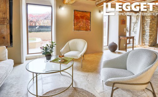 Luberon, Provence Magnificent 17th Century Castle With Agricultural Outbuildings And 84 Ha Of Wood