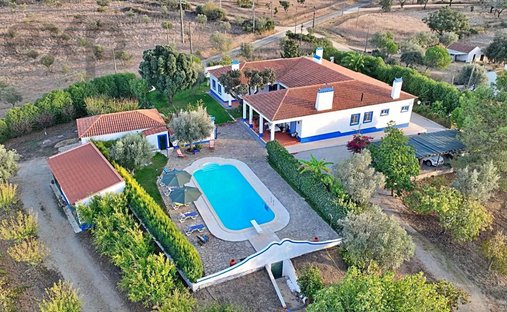 Azienda agricola a Nossa Senhora da Vila, Nossa Senhora do Bispo e Silveiras, Distretto di Évora, Portogallo 1