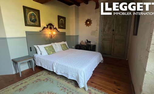 Castle for Sale in Saussignac, Nouvelle-Aquitaine, France