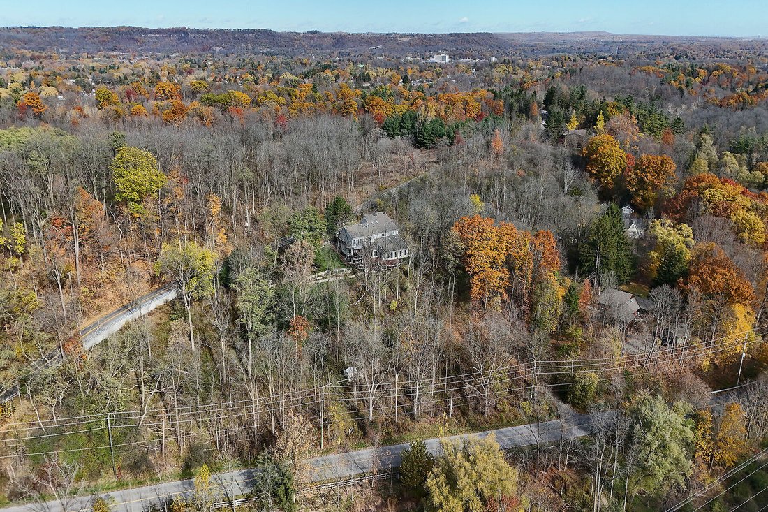 House in Hamilton, Ontario, Canada 5 - 16661268