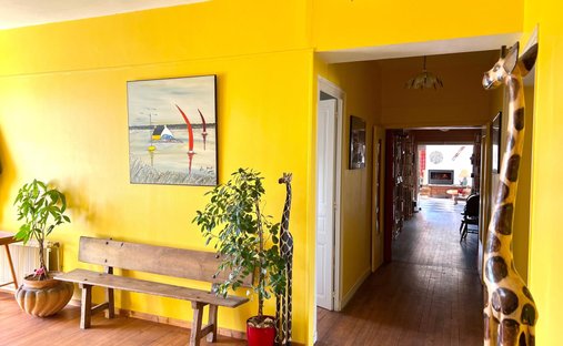 Castle for Sale in Saint-Jean-d'Angély, Nouvelle-Aquitaine, France