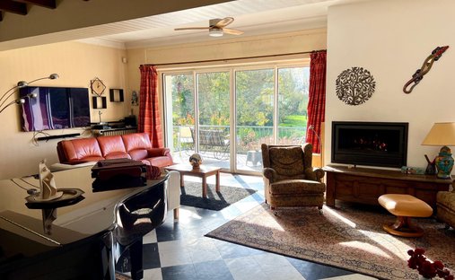 Castle for Sale in Saint-Jean-d'Angély, Nouvelle-Aquitaine, France