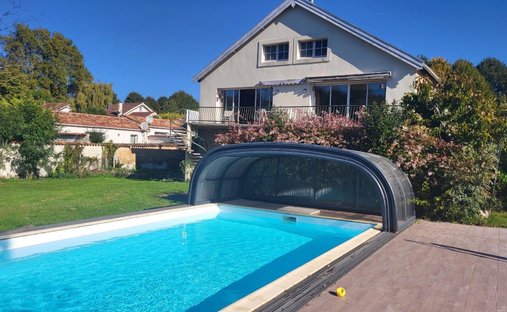 Castle for Sale in Saint-Jean-d'Angély, Nouvelle-Aquitaine, France