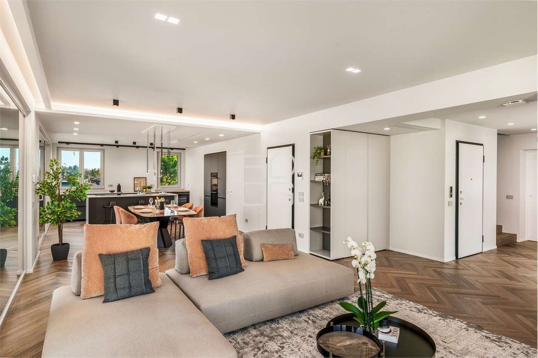 Apartment in Desenzano Centro, Desenzano del Garda, Lombardy 1 - 13880924