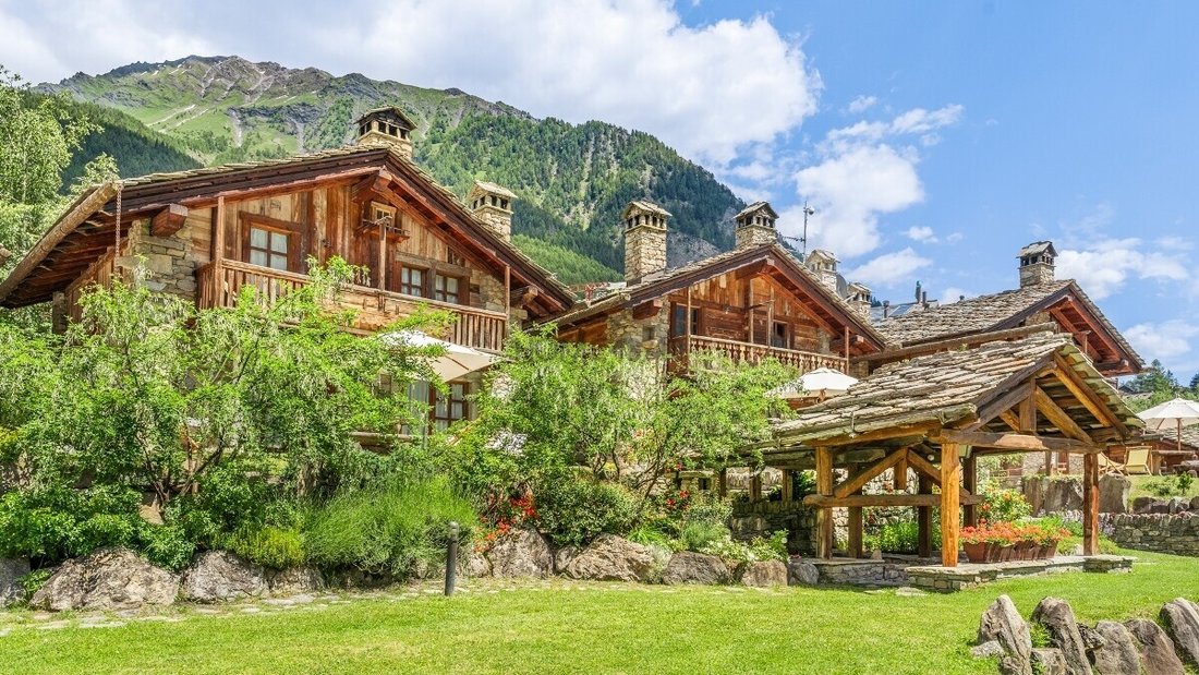 Chalet in Courmayeur, Aosta Valley / Vallée d'Aoste, Italy 1 - 16663346
