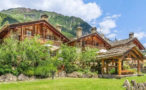 Chalet in Courmayeur, Aosta Valley / Vallée d'Aoste, Italy 1