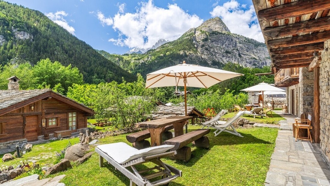 Chalet in Courmayeur, Aosta Valley / Vallée d'Aoste, Italy 2 - 16663346