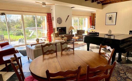 Castle for Sale in Saint-Jean-d'Angély, Nouvelle-Aquitaine, France