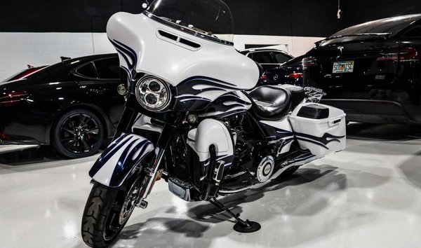 2016 Harley-Davidson FLHXSE CVO Street Glide (16666925)