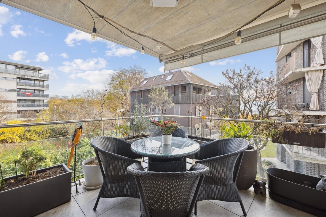 Superb Family Apartment In The Heart Of A Sought After Neighborhood