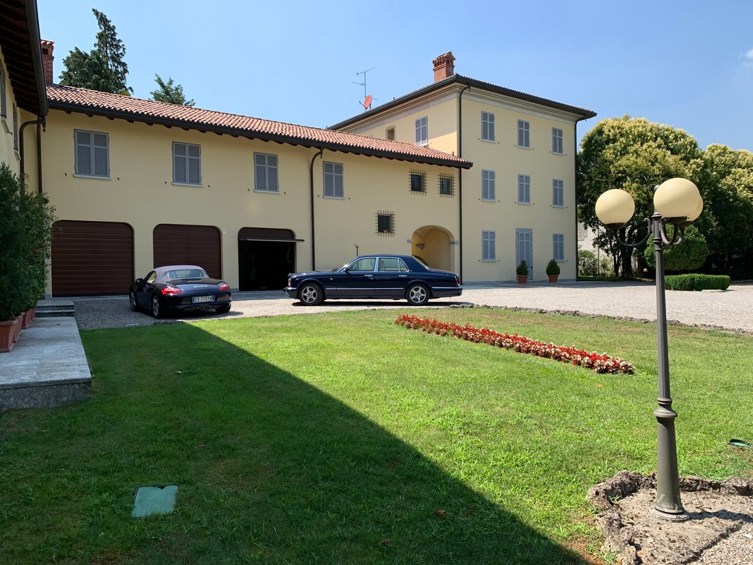 Villa in Cadorago, Lombardy, Italy 1 - 16682435