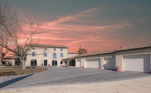 Country House in Nevons-route d'Apt, L'Isle-sur-la-Sorgue, France 1