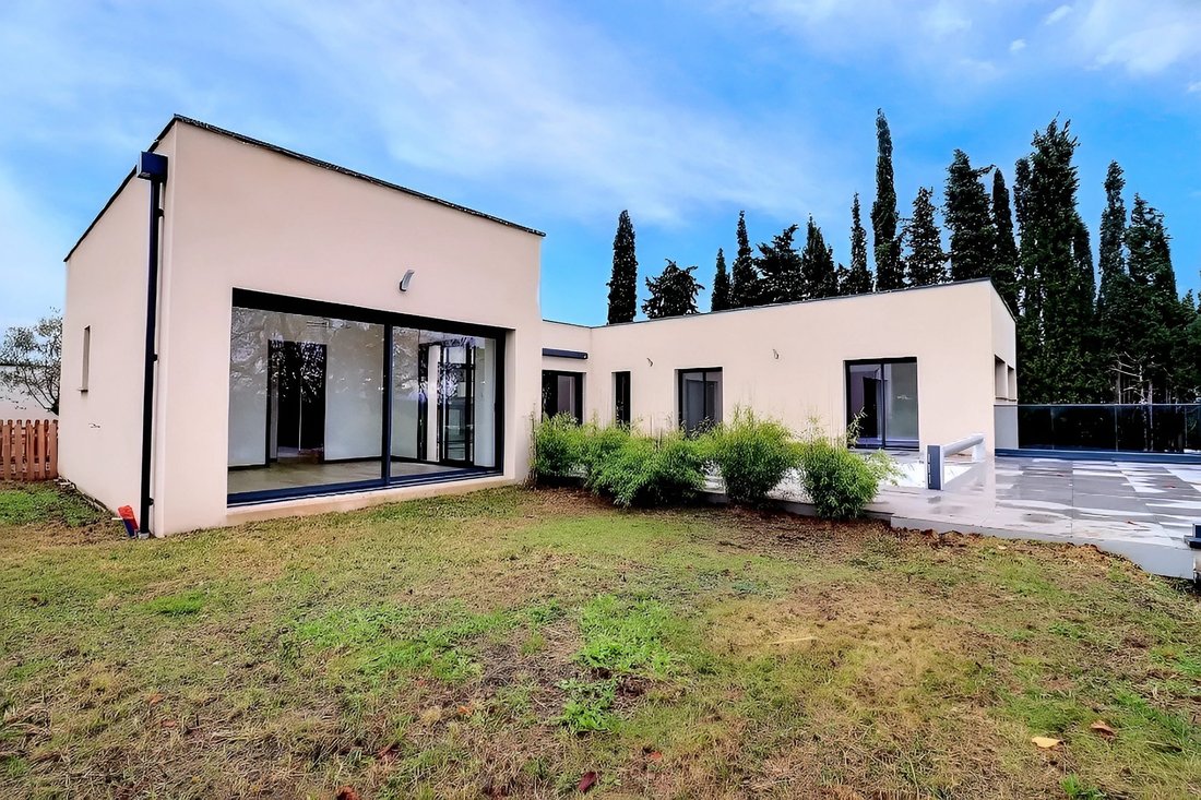 Villa in Vieux Pont du Château, Pont-du-Chateau, France 2 - 16670799