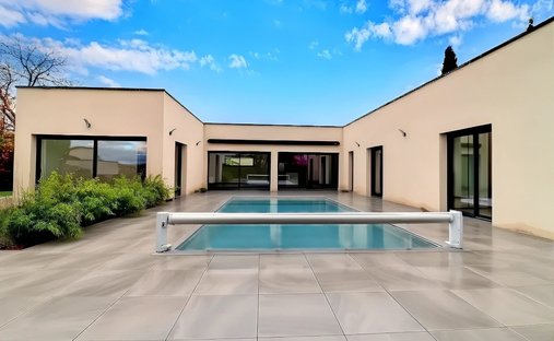 Villa in Vieux Pont du Château, Pont-du-Chateau, France 1